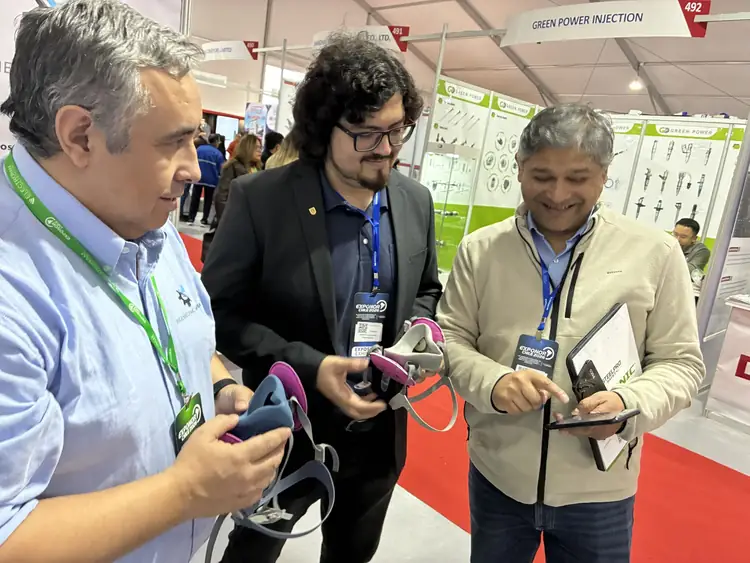 El equipo de BQSense mostrando RespiraIA+ a visitantes en el stand de EXPONOR Chile 2026